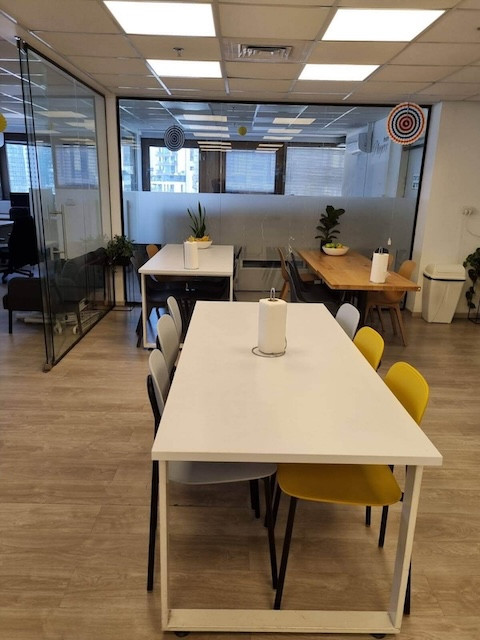 פינת ישיבה משרד להשכרה בשרונה ת״א 260-500 מטר