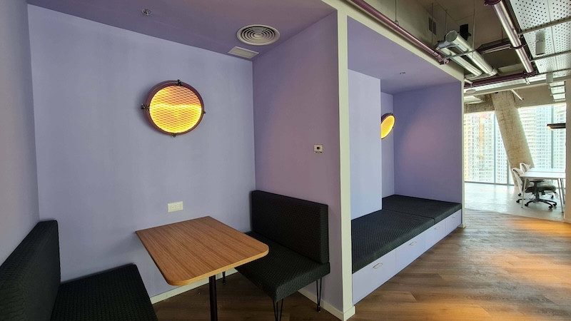 פינת ישיבה משרד מרוהט להשכרה בתאומי רובינשטיין, קומה 30, (Snappy)