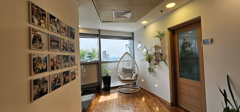 פינת מנוחה משרד להשכרה במגדל פלטיניום שרונה עם מרפסת