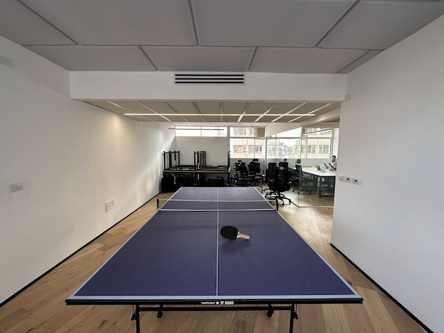 פנאי משרד עם מרפסת להשכרה בבית קלקא, (PrettyDamnQuick) ת״א