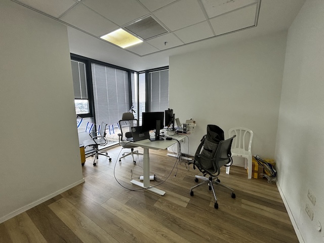 משרד קטן ומודרני עם שני שולחנות, כיסאות משרדיים ומחשבים. תיהנו מאור טבעי הנכנס מבעד לחלונות גדולים עם תריסים. משרד להשכרה אידיאלי במגדלי אלון בתל אביב.