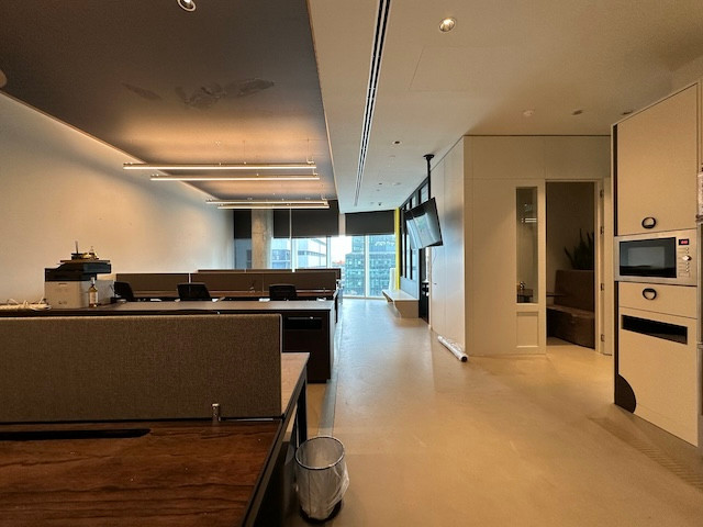 אופן ספייס להשכרה במגדל אקרו בחסן ערפה ת״א, סוויטה מרוהטת ועם מרפסת 300 מ״ר