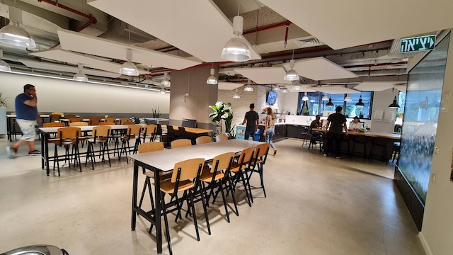 אופן ספייס משרד להשכרה במתחם שרונה בתל אביב. המשרד ממוקם בלב סביבה עסקית יוקרתית ונגישה, מרחק הליכה מתחנת הרכבת הקלה יהודית ומתחנת הרכבת