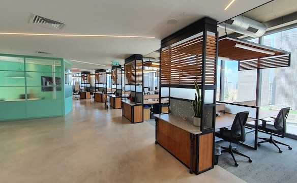 משרד מרוהט מודרני בעל חלל פתוח עם שורות של עמדות עבודה, חדרי ישיבות עם קירות זכוכית, כיסאות ארגונומיים וחלונות גדולים המאפשרים כניסת אור טבעי. בחירה מושלמת עבור מי שמחפש משרדים להשכרה.