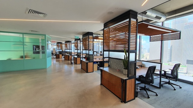 משרד מרוהט מודרני בעל חלל פתוח עם שורות של עמדות עבודה, חדרי ישיבות עם קירות זכוכית, כיסאות ארגונומיים וחלונות גדולים המאפשרים כניסת אור טבעי. בחירה מושלמת עבור מי שמחפש משרדים להשכרה.