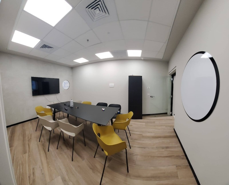 חדר ישיבות להשכרה במגדל WE, משרד 155 מ״ר בת״א