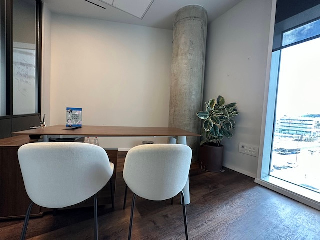 חדר ישיבות להשכרה במגדל אקרו בחסן ערפה ת״א, סוויטה מרוהטת ועם מרפסת 300 מ״ר