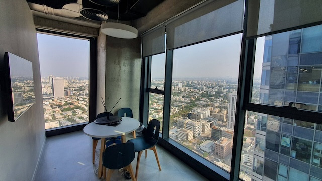 חדר ישיבות קטן להשכרה במגדלי אלון ת״א משרד 1700 מ״ר מרוהט