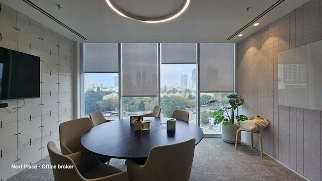 חדר ישיבות קטן משרד 450 מ״ר עם מרפסת להשכרה במגדל WE