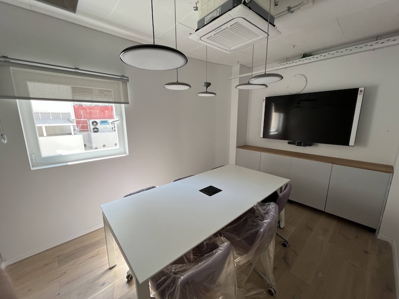 חדר ישיבות קטן משרד מרוהט להשכרה בת״א עם מרפסת 250 מ״ר