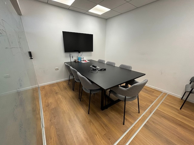 חדר ישיבות להשכרה במגדל החשמונאים בשרונה, משרד 125 מ״ר