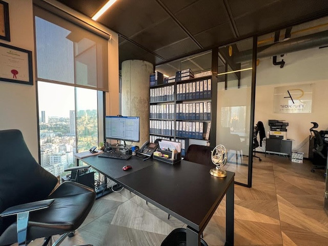 חדר מנהל להשכרה במגדל רסיטל ת״א, משרד 74 מ״ר