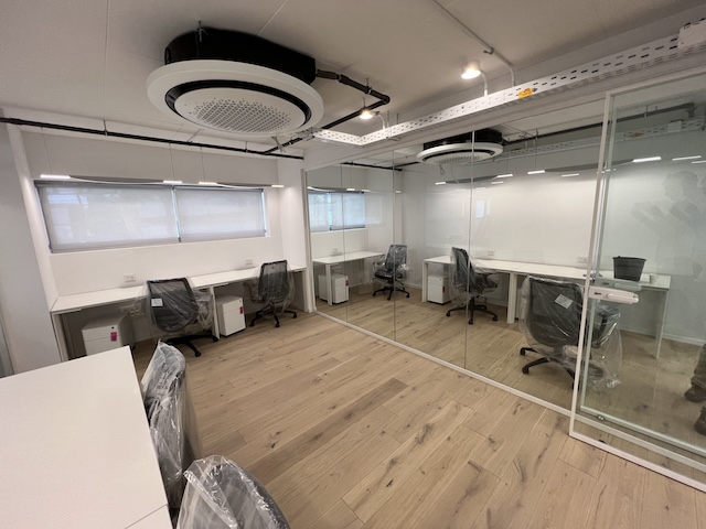 חדר עבודה משרד מרוהט להשכרה בת״א עם מרפסת 250 מ״ר