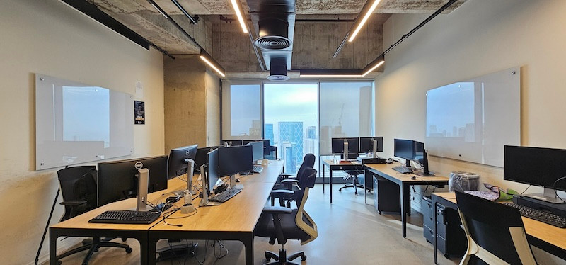 חדר צוות משרד להשכרה מרוהט במגדלי אלון ת״א, 1700 מ״ר