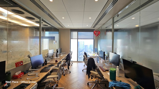 חדר צוות משרד להשכרה עם מרפסת במגדל רסיטל, 632 מ״ר