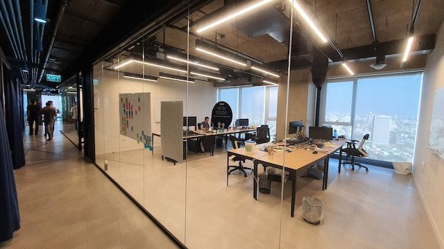 חדרי צוות להשכרה במגדלי אלון ת״א משרד 1700 מ״ר מרוהט