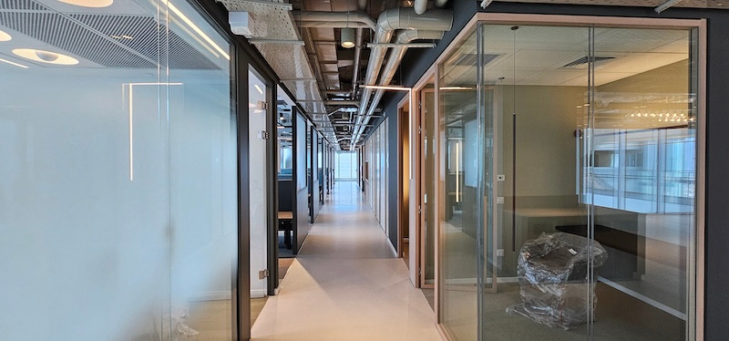 מבואה משרד להשכרה בלנדמרק שרונה, 2700 מטר