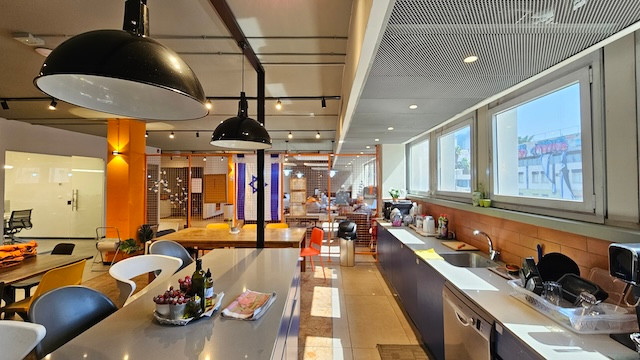 מטבח 2 משרד עם מרפסת 350 מ״ר ביגאל אלון ת״א