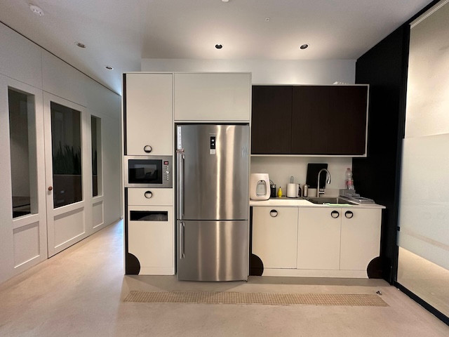 מטבח להשכרה במגדל אקרו בחסן ערפה ת״א, סוויטה מרוהטת ועם מרפסת 300 מ״ר