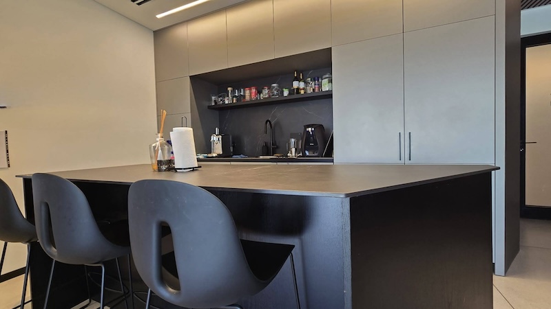 מטבח להשכרה במגדל רסיטל בקומה גבוהה משרד 200 מ״ר