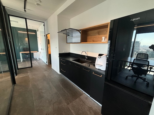 מטבח משרד 120 במגדלי הארבעה שרונה ת״א