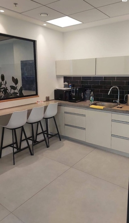 מטבח משרד 265 מ״ר להשכרה במגדל אקרו ת״א