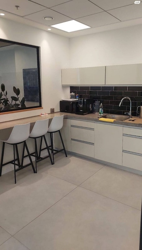 מטבח משרד 265 מ״ר להשכרה במגדל אקרו ת״א