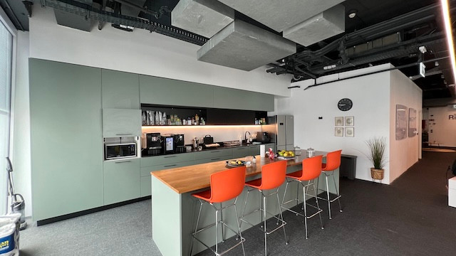 מטבח משרד 420 מ״ר עם נוף מטריף בעזריאלי שרונה