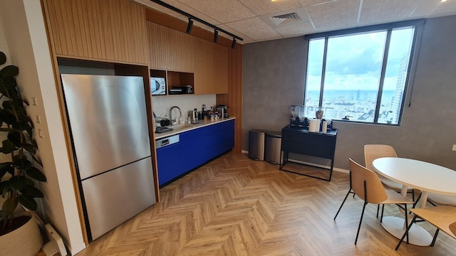 מטבח משרד גדול להשכרה במגדל היובל, שרונה, 1200 מ״ר