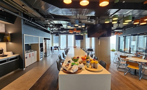 מטבח משרד גדול להשכרה בעזריאלי שרונה ת״א