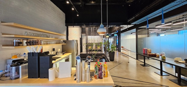 מטבח משרד להשכרה מרוהט במגדלי אלון ת״א, 1700 מ״ר