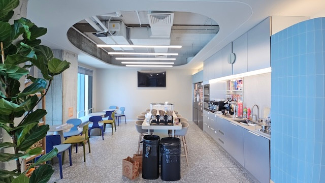 מטבח משרד להשכרה עם מרפסת במגדל רסיטל, 632 מ״ר