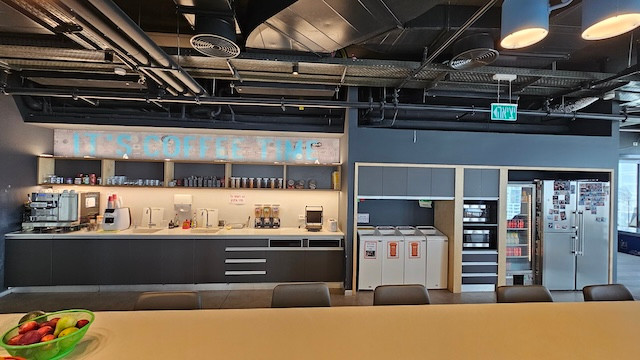 מטבח2 משרד גדול להשכרה בעזריאלי שרונה ת״א