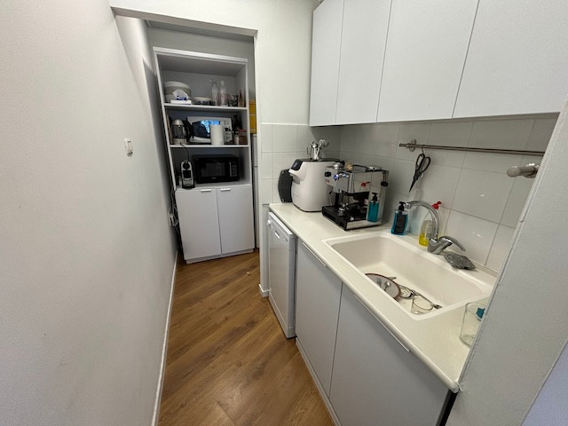 מטבחון להשכרה במגדל החשמונאים בשרונה, משרד 125 מ״ר