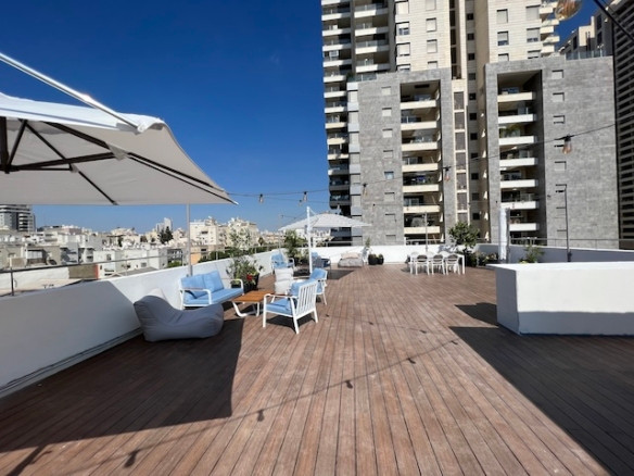 מרפסת משרד מרוהט להשכרה בת״א עם מרפסת 250 מ״ר