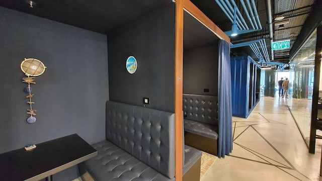 פינות לאונג להשכרה במגדלי אלון ת״א משרד 1700 מ״ר מרוהט