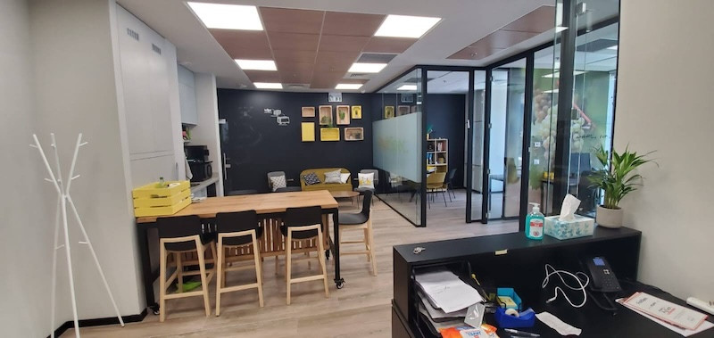 פינת אוכל להשכרה במגדל WE, משרד 155 מ״ר בת״א