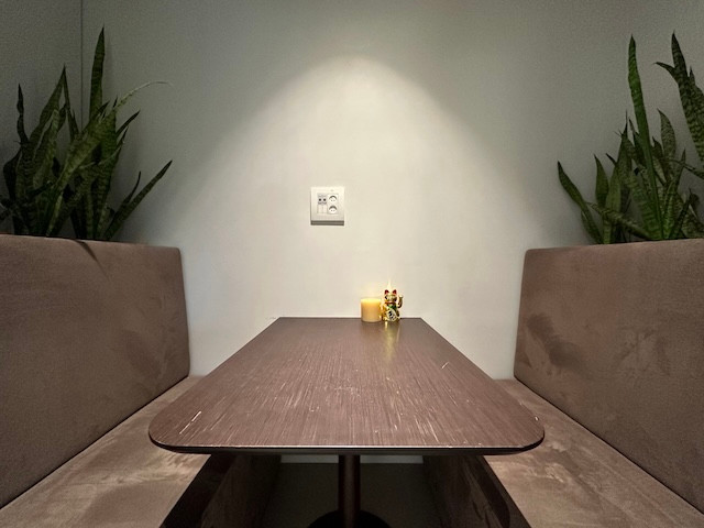 פינת ישיבה להשכרה במגדל אקרו בחסן ערפה ת״א, סוויטה מרוהטת ועם מרפסת 300 מ״ר