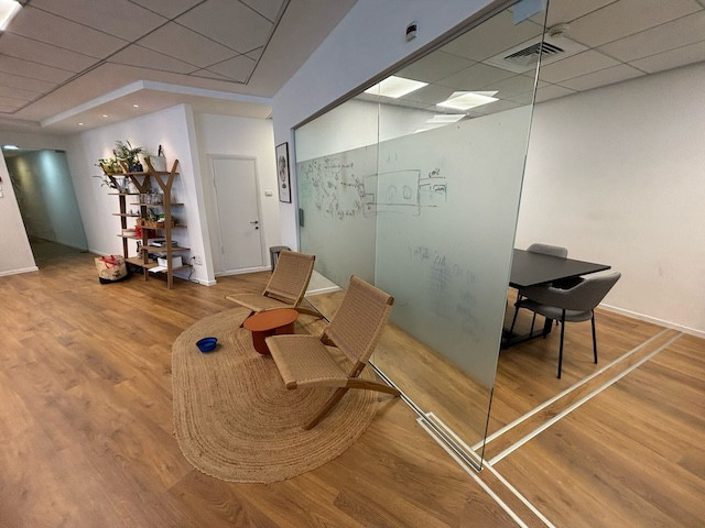 פינת ישיבה להשכרה במגדל החשמונאים בשרונה, משרד 125 מ״ר