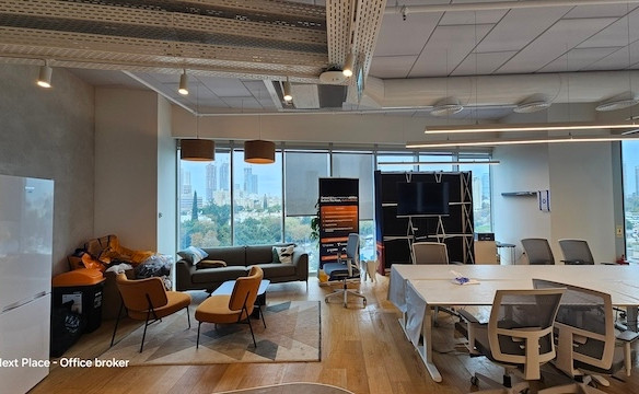 פינת ישיבה משרד 450 מ״ר עם מרפסת להשכרה במגדל WE