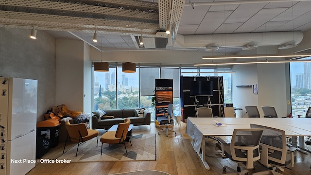 פינת ישיבה משרד 450 מ״ר עם מרפסת להשכרה במגדל WE