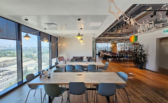 פינת ישיבה משרד להשכרה במגדל סוזוקי 500 מ״ר, יגאל אלון ת״א