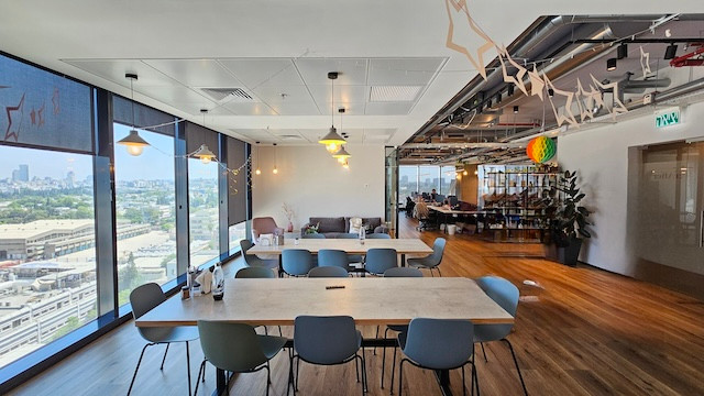 פינת ישיבה משרד להשכרה במגדל סוזוקי 500 מ״ר, יגאל אלון ת״א