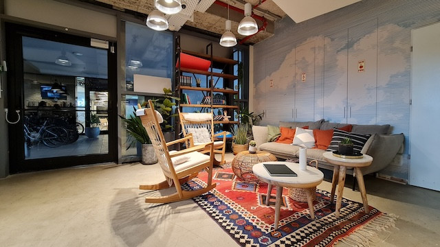 פינת ישיבה משרד להשכרה במתחם שרונה בתל אביב. המשרד ממוקם בלב סביבה עסקית יוקרתית ונגישה, מרחק הליכה מתחנת הרכבת הקלה יהודית ומתחנת הרכבת