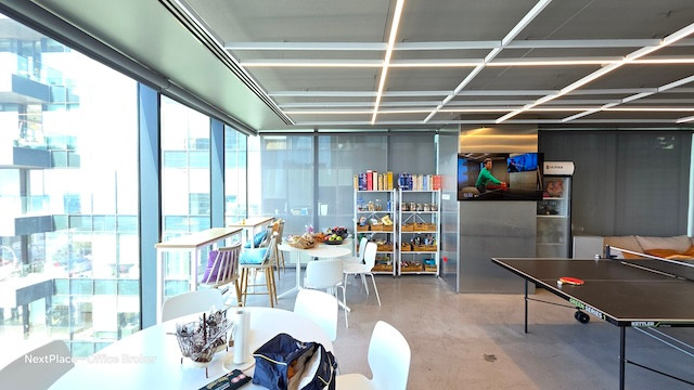 פינת מנוחה משרד 1200 מטר בקומה עצמאית להשכרה במגדלי הארבעה, ת״א