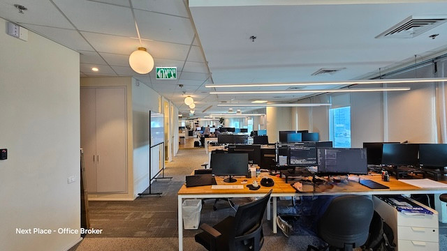 משרד מרוהט במגדל סונול, עם עמדות עבודה, מסכים וכסאות משרדיים, תאורה עליונה, מסדרון משמאל וחלונות מימין. אופציה להשכרה נוחה ומיידית.