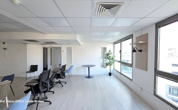 חלל משרדי מודרני המשתרע על פני 300 מטר בקומה 4, עם מספר כיסאות, שולחן קטן, עציץ וחלונות גדולים המכניסים אור טבעי לרחוב מנחם בגין.