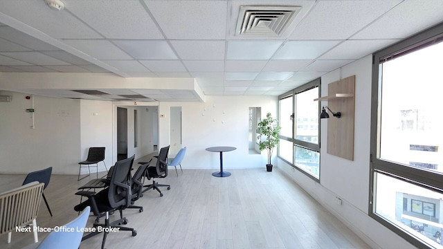 חלל משרדי מודרני המשתרע על פני 300 מטר בקומה 4, עם מספר כיסאות, שולחן קטן, עציץ וחלונות גדולים המכניסים אור טבעי לרחוב מנחם בגין.