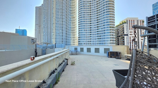 מרפסת גג מרווחת בקומה 4, המציעה מקומות ישיבה ונוף מרהיב של מנחם בגין, מוקפת בבנייני מגורים גבוהים ומבני העיר תחת שמיים בהירים. שטח כולל: 300 מטר.