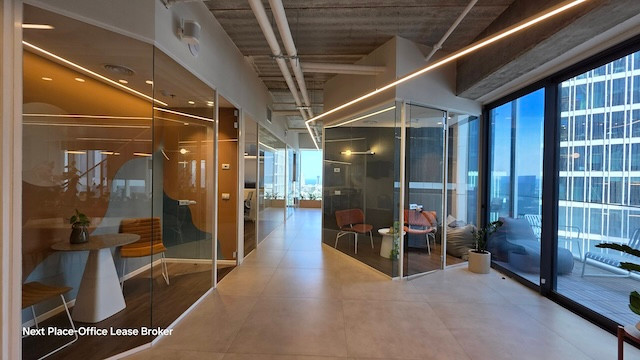 מסדרון משרדי מודרני עם חדרי ישיבות בעלי קירות זכוכית, ריהוט עכשווי, חלונות גדולים ונוף לעיר במגדל סקיי. כולל מרפסת, מושלם למשרד להשכרה עם שפע של אור טבעי.